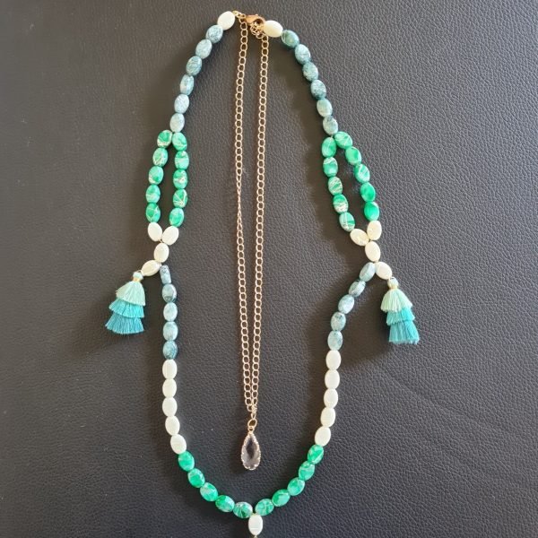 Collier double, perles en verre vertes et blanches craquelées, trios pompons et chaîne dorée ornée d’une goutte imitation cristal